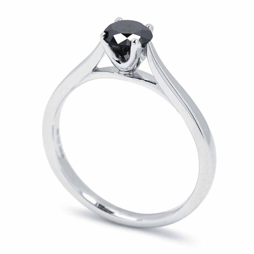 Fekete gyémánt gyűrű: titokzatos elegancia White and Black Budapest kollekcióban